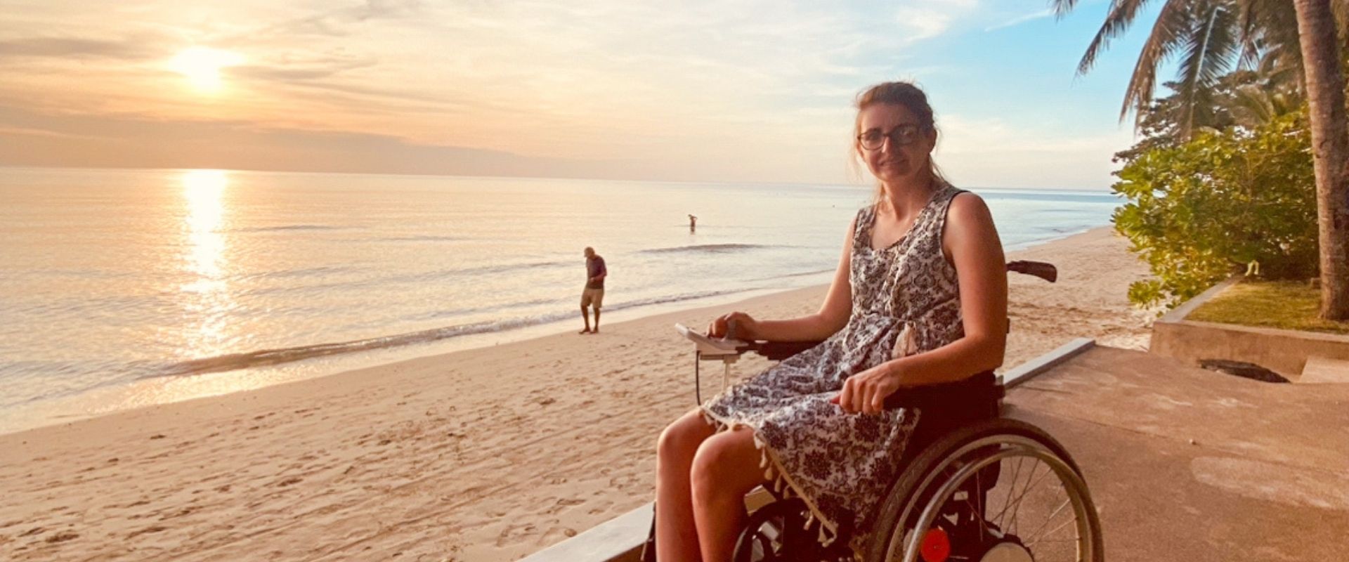 Mit Rollstuhl am Strand von White Sand Beach in Koh Chang