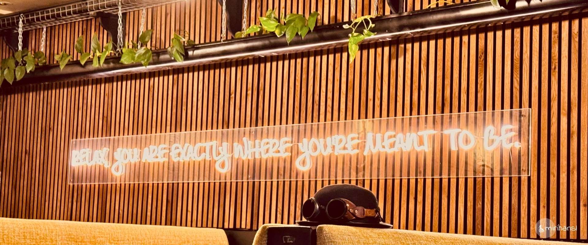 Panorama Südafrika - Airbnb Wonderview in Hermanus - Lecker Essen im Restaurant Char´d Mit tollem Text an der Wand Panorama Südafrika - Airbnb Wonderview in Hermanus - Lecker Essen im Restaurant Char´d Mit tollem Text an der Wand