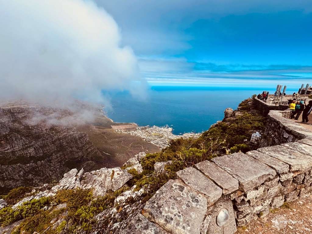 Südafrika - Kapstadt - Tafelberg mit ein klein wenig Wolken Südafrika - Kapstadt - Tafelberg mit ein klein wenig Wolken