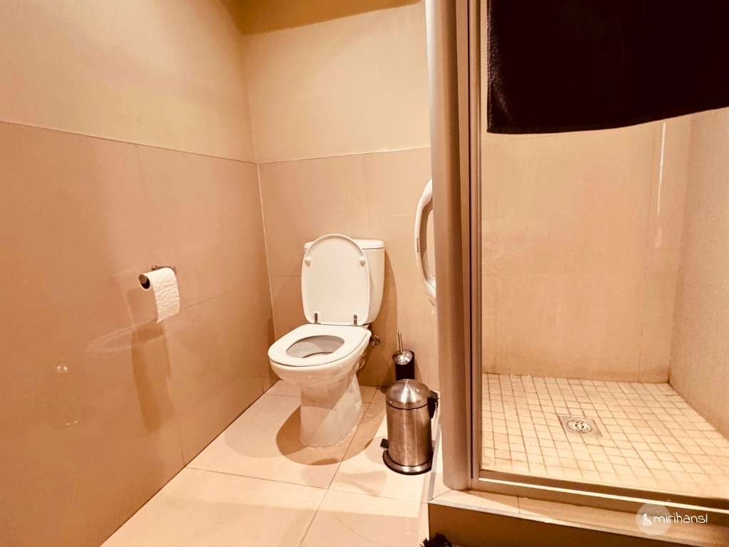 Südafrika - Playful Manhattan Style Loft Kapstadt - Ebenerdiger Toilette im Erdgeschoss Südafrika - Playful Manhattan Style Loft Kapstadt - Ebenerdiger Toilette im Erdgeschoss