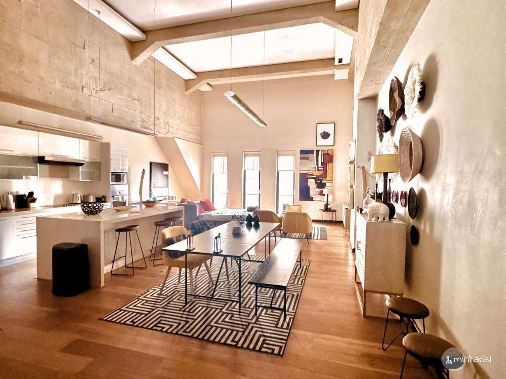 Südafrika - Playful Manhattan Style Loft Kapstadt - Wohnzimmer und Esszimmer Südafrika - Playful Manhattan Style Loft Kapstadt - Wohnzimmer und Esszimmer