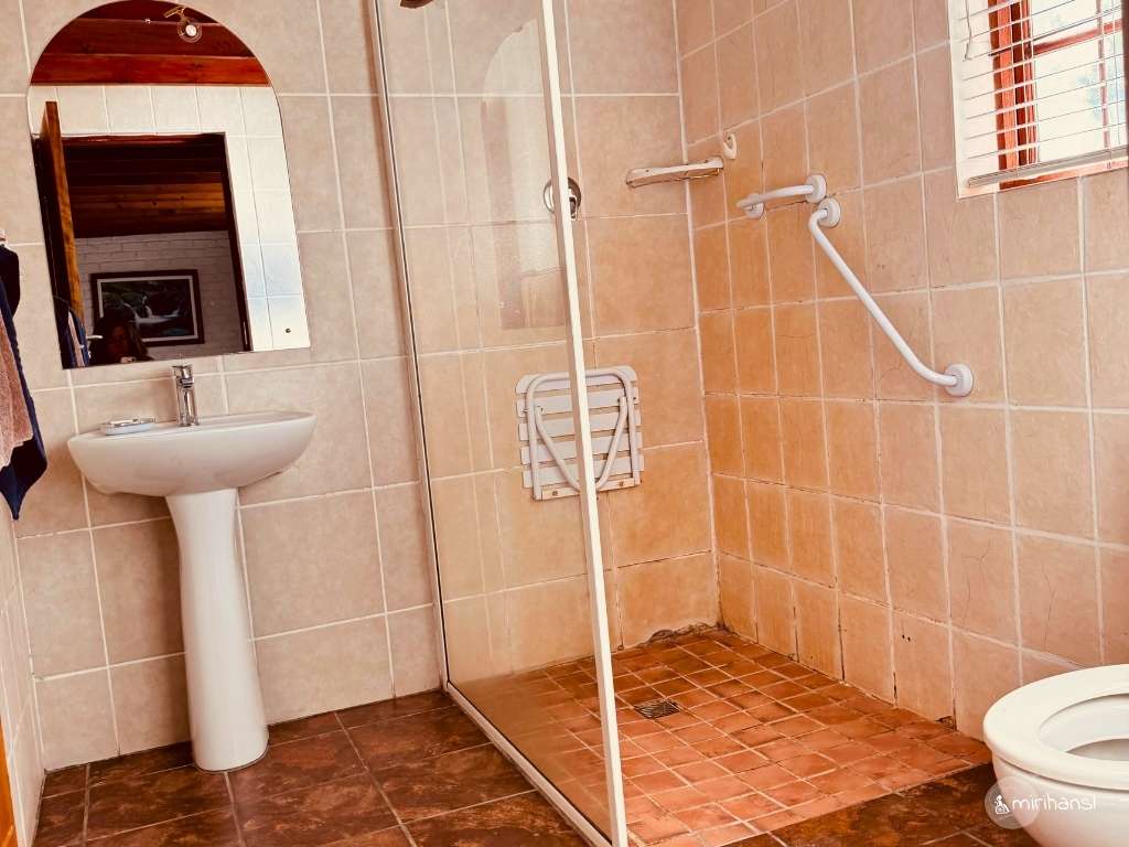 Südafrika - Zwischenübernachtung in den Swallows Nest Country Cottages - Nicht so sauberes aber barrierefreies Bad im Untergeschoss Südafrika - Zwischenübernachtung in den Swallows Nest Country Cottages - Nicht so sauberes aber barrierefreies Bad im Untergeschoss