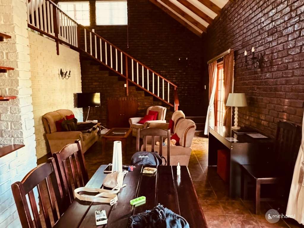 Südafrika - Zwischenübernachtung in Storm River in den Swallows Nest Country Cottages - Wohn und Essbereich Südafrika - Zwischenübernachtung in Storm River in den Swallows Nest Country Cottages - Wohn und Essbereich