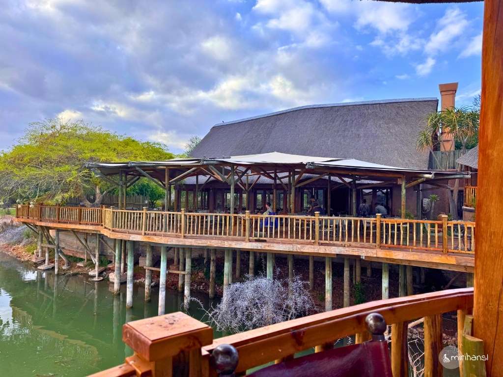 Südafrika - in Oudtshoorn - Ausblick auf das Restaurant der Buffelsdrift Game Lodge Südafrika - in Oudtshoorn - Ausblick auf das Restaurant der Buffelsdrift Game Lodge