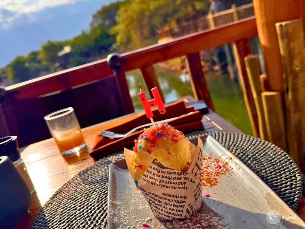 Südafrika - in Oudtshoorn - Geburtstagstörtchen beim Frühstück von der Buffelsdrift Game Lodge Südafrika - in Oudtshoorn - Geburtstagstörtchen beim Frühstück von der Buffelsdrift Game Lodge