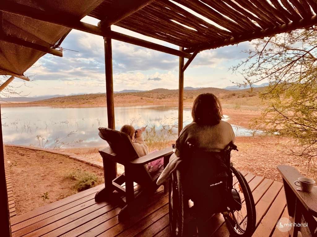 Südafrika - in der Buffelsdrift Game Lodge in Oudtshoorn - Unsere Terrasse mit Blick auf den See Südafrika - in der Buffelsdrift Game Lodge in Oudtshoorn - Unsere Terrasse mit Blick auf den See