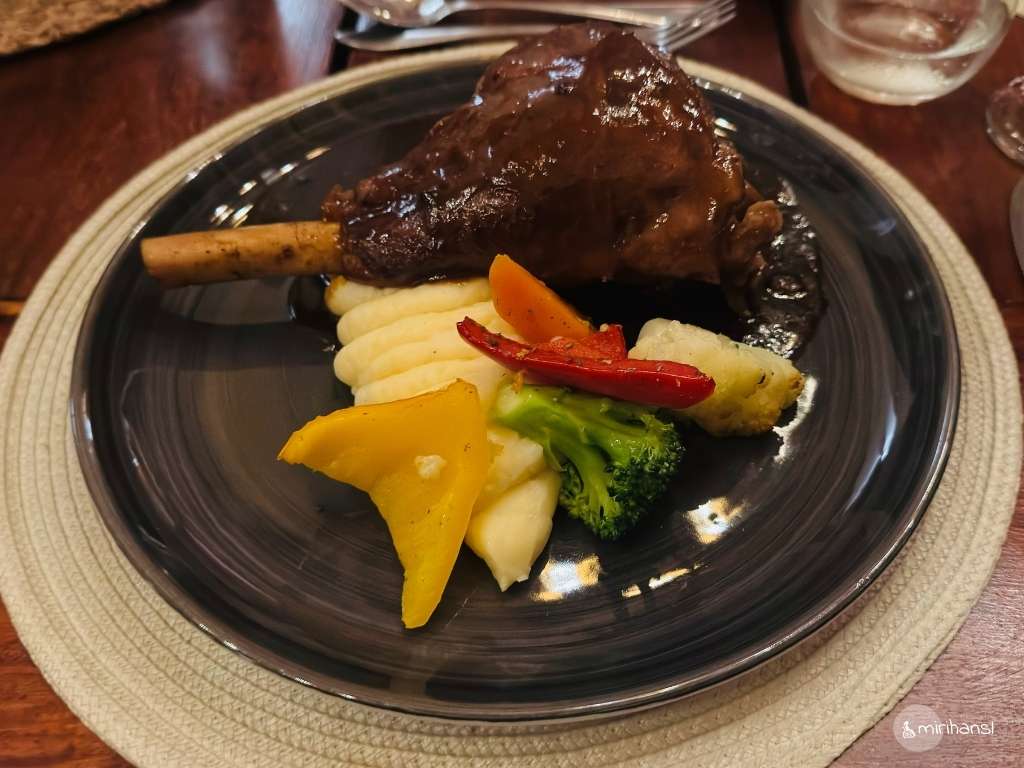 Südafrika - in der Kuzuko Lodge im Addo Elephant Nationalpark - Lammhaxe als Hauptgang zum Abendessen Südafrika - in der Kuzuko Lodge im Addo Elephant Nationalpark - Lammhaxe als Hauptgang zum Abendessen